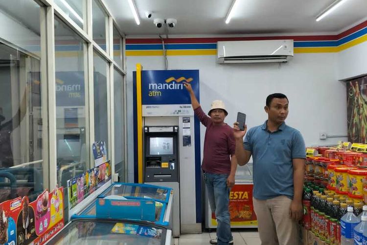 Petugas kepolisian Polsek Tenayan Raya melakukan olah TKP pada kasus dugaan pencurian dengan modus ganjal kartu ATM di Jalan Bukit Barisan, Kecamatan Bukitraya, Kota Pekanbaru, Riau, Jumat (8/4/2022).