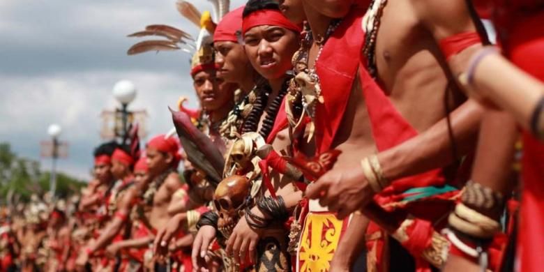 Peserta Pekan Gawai Dayak ke XXXI di Pontianak, Kalimantan Barat, mengenakan pakaian adat dayak, Jumat (20/5/2016).  Upacara tahunan yang mengadopsi ritual ungkapan syukur masyarakat atas hasil panen ini, dikemas dengan beragam rangkaian kegiatan budaya dan kesenian tradisional. 