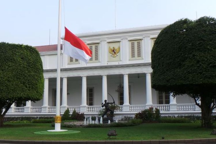 Ilustrasi Istana Presiden: Bendera setengah tiang berkibar di Istana Kepresidenan Jakarta, Rabu (30/9/2015). 