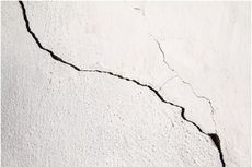 Hilang Sekejap, Begini Cara Atasi Retak Rambut di Dinding