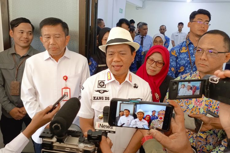 Bupati Bandung Dadang Supriatna didampingi perwakilan Kemensos dan Kementrian Pekerjaan Umum saat berkunjung ke fasilitas sementara sekolah rakya di Stadion Si Jalak Harupat, Kabupaten Bandung, Jawa Barat, Rabu (1/10/2025)