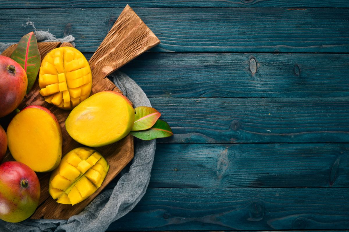 Ilustrasi buah mangga. Mangga memiliki kandungan gula alami (pemanis alami) yang disebut fruktosa. Ahli imbau pada diabetesi (penderita diabetes) untuk tetap membatasi konsumsi buah ini.