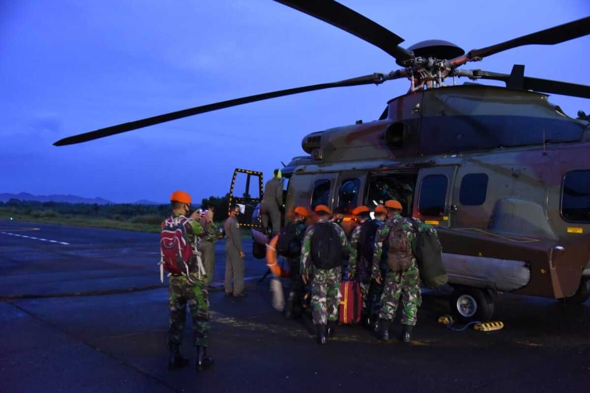 Anggota TNI AU Lanud Atang Sendjaja (ATS) Bogor, Jawa Barat, sedang bersiap membantu pencarian pesawat Sriwijaya Air SJ 182 yang jatuh di sekitar perairan Kepulauan Seribu menggunakan pesawat helikopter, Minggu (10/1/2021).