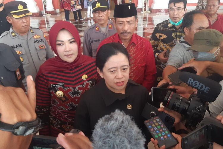 Ketua DPR Puan Maharani saat meresmikan gedung pertemuan Graha Bung Karno (GBK) di Klaten, Jawa Tengah, Sabtu (18/3/2023).