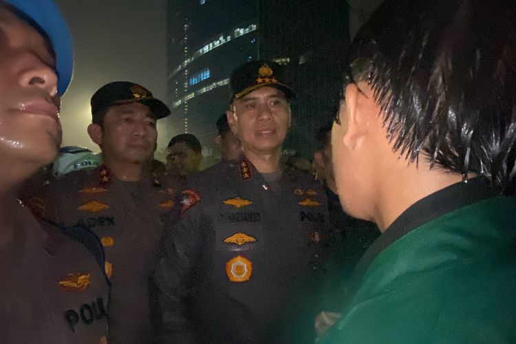 Kapolda Metro Temui Massa di Bundaran HI Saat Hujan Deras: Mahasiswa: Kami Sedih dan Kecewa...