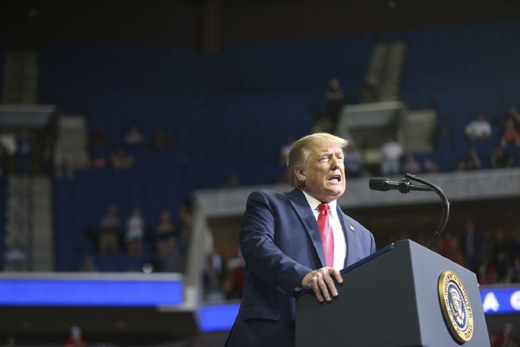 Presiden Amerika Serikat Donald Trump saat berkampanye di BOK Center, Tulsa, Oklahoma, pada Sabtu (20/6/2020).