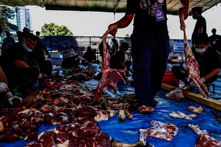 Aktivitas pekerja memotong daging kurban di Masjid Agung Al-Azhar, Jakarta Selatan, Jumat (31/7/2020). Pengurus Masjid Agung Al-Azhar menerapkan protokol kesehatan dalam melakukan sembelih hewan kurban.