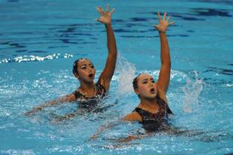 Atlet renang indah Indonesia Claudia Megawati Suyanto (kanan) dan Anisa Feritrianti saat tampil dalam kategori Duet Technical and Free Routine dalam laga renang indah SEA Games 2015 di OCBC Aquatic Centre Singapura, Kamis (4/6/2015). Tim renang indah kembali menyumbangkan medali perunggu bagi kontingen Indonesia.