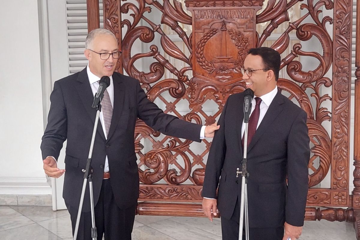 Gubernur DKI Jakarta Anies Baswedan (kanan) dan Wali Kota Rotterdam Ahmad Aboutaleb (kiri) ketika konferensi pers di Balai Kota DKI Jakarta, Jakarta Pusat, Senin (29/8/2022).