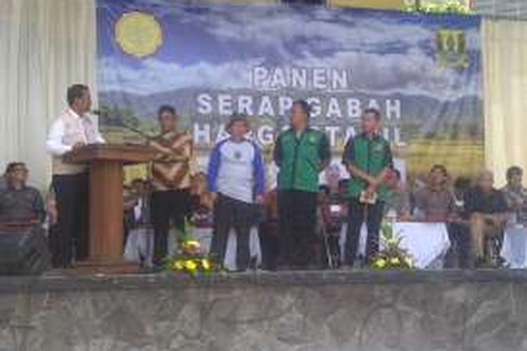 Menteri Pertanian Andi Amran Sulaiman (kiri) saat berdialog dengan H Abdul Latif (kedua kiri) yang mengaku sebagai tengkulak di Cisaat, Sukabumi, Jawa Barat, Sabru (12/3/2016)