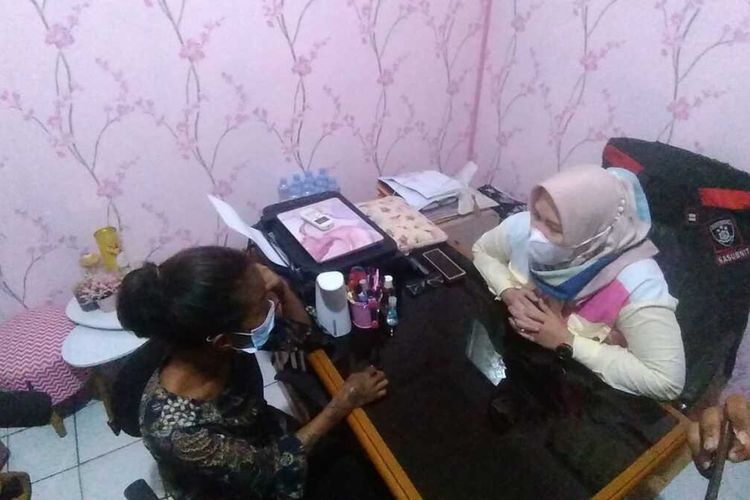 OK (21) ibu muda yang tega memukuli putranya sendiri lantaran tak mendapatkan uang dari hasil mengamen dan menjual tisu ketika berada di Polrestabes Palembang, Senin(11/10/2021).