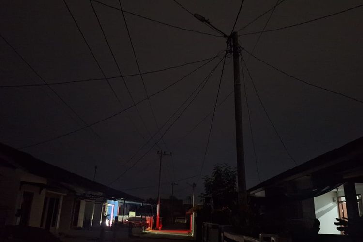 Kondisi malam hari di kompleks perumahan di Aceh, Rabu (1/10/2025). Sudah tiga hari terjadi pemadaman listrik di sejumlah daerah di Provinsi Aceh. PLN menyampaikan permintaan maaf kepada masyarakat yang terdampak.