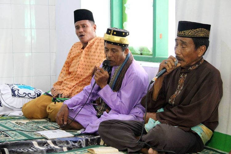 Pemangku adat dan imam masjid saat memimpin perayaan Maulid Nabi Muhammad di Desa Bongo Kecamatan batudaa Pantai kabupaten Gorontalo.