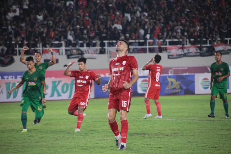 Ekspresi bek Persis Solo, Fabiano Beltrame, usai gagal mencetak gol dari titik putih pada laga Persis Solo vs PSS Sleman di Stadion Manahan, Sabtu (11/6/2022).