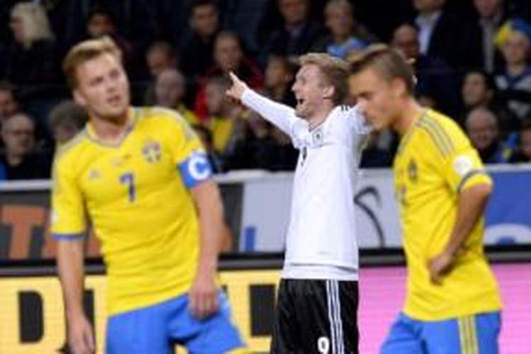 Gelandang serang tim nasional Jerman, Andre Schuerrle (tengah), merayakan gol yang dicetak ke gawang Swedia, di Stadion Friends, Solna, Selasa (15/10/2013). Schuerrle mencetak tiga gol untuk membawa Jerman menang 5-3 atas Swedia.
