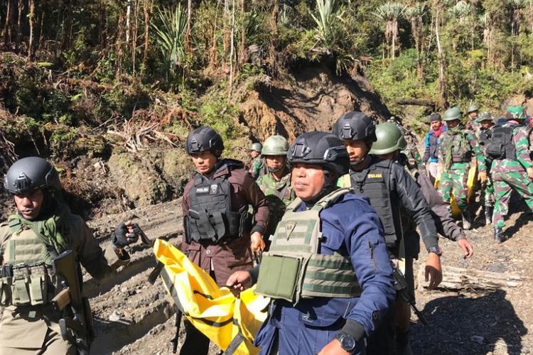 Aparat keamanan melakukan evakuasi terhadap jenazah yang ditemukan di lokasi kejadian Puncak Kabo, Distrik Yigi, Kabupaten Nduga
