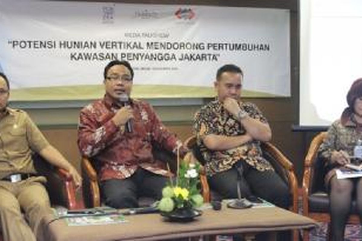 Forum Wartawan Properti dan Perumahan Rakyat (Forwapera) menggelar diskusi ‘Potensi Hunian Vertikal Mendorong Pertumbuhan Kawasan Penyangga Jakarta’ di Hotel Horison, Bekasi, Rabu (18 November 2015). Hadir sebagai pembicara Kepala Dinas Tata Kota Pemerintah Kota Bekasi, Koswara, Corporate Secretary and Branding PT Langgeng Makmur Perkasa (LMP), Iwan Nur Iswan, Head of Research PCI, Anton Sitorus dan SVP Non Subsidized Mortgage and Consumer Lending Division PT Bank Tabungan Negara (BTN) Tbk, Suryanti Agusniar.