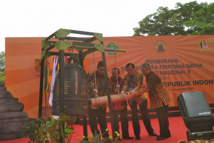 Menteri Agama Lukman Hakim Saefudin membuka Swayamvara Tripitaka Gatha Nasional X di pelataran Candi Borobudur Magelang, Kamis (2/11/2017).