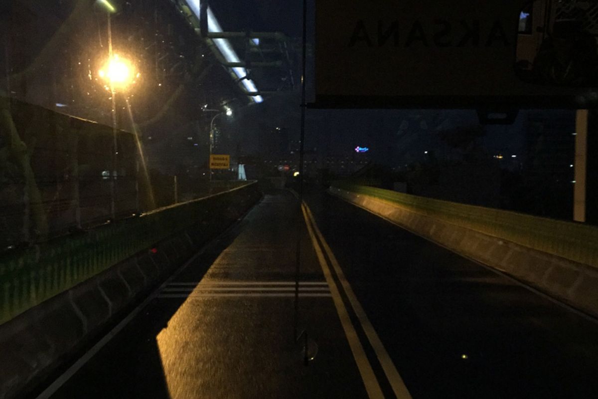 Suasana jalan layang Koridor 13 transjakarta (Tendean-Ciledug) diambil dari bus transjakarta yang uji coba pertama kali pada malam hari, Minggu (9/7/2017). Uji coba dilakukan untuk membiasakan sopir mengenal medan dengan kondisi minim penerangan.