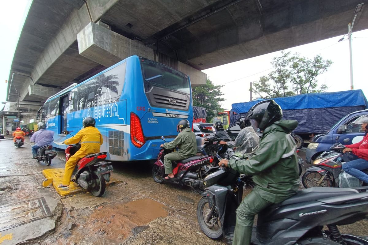 Arus kendaraan di sepanjang Jalan Raya Bekasi dari Pulogadung ke arah Cakung di Jakarta Timur ramai lancar, Kamis (2/3/2023).