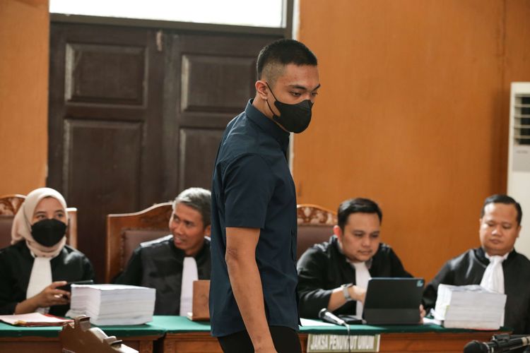 Mario Dandy Satriyo, terdakwa penganiayaan remaja berinisial D menjalani sidang di Pengadilan Negeri (PN) Jakarta Selatan, Selasa (13/6/2023). Agenda sidang lanjutan kali ini mendengarkan keterangan saksi salah satunya orang tua D, Jonathan Latumahina.