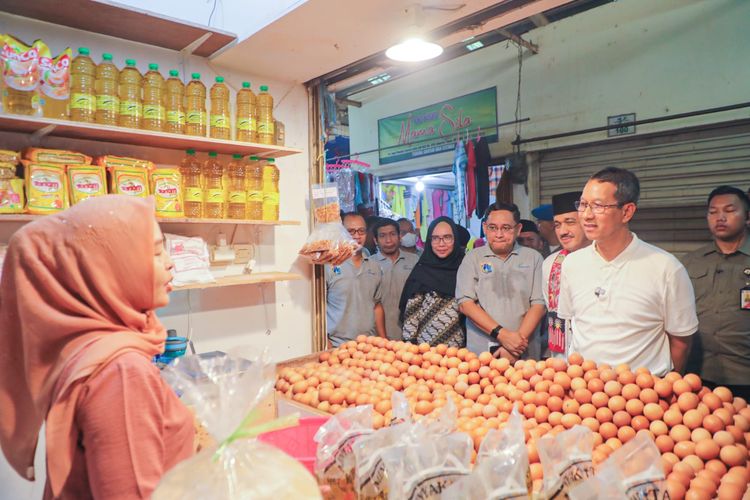 Pj Gubernur Jakarta Heru Budi Hartono melakukan kunjungan ke Pasar Pondok Bambu, Jumat (13/10/2023).