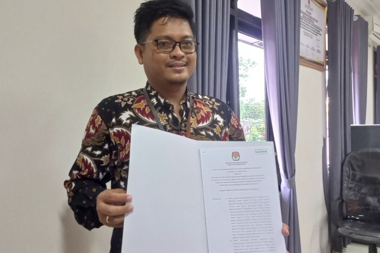 Ketua KPU Kabupaten Purworejo Jarot Sarwosambodo menunjukkan surat keputusan pencoretan Caleg di Purworejo pada Sabtu (17/2/2024)