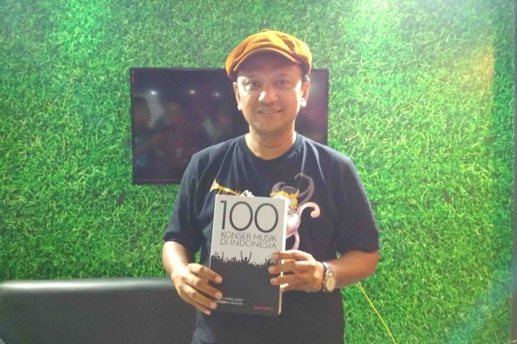 Penulis buku 100 Konser Musik di Indonesia sekaligus CEO Rajawali Indonesia Communication, Anas Syahrul Alimi, di Prambanan Jazz Festival 2018, Jumat (17/8/2018) malam. 