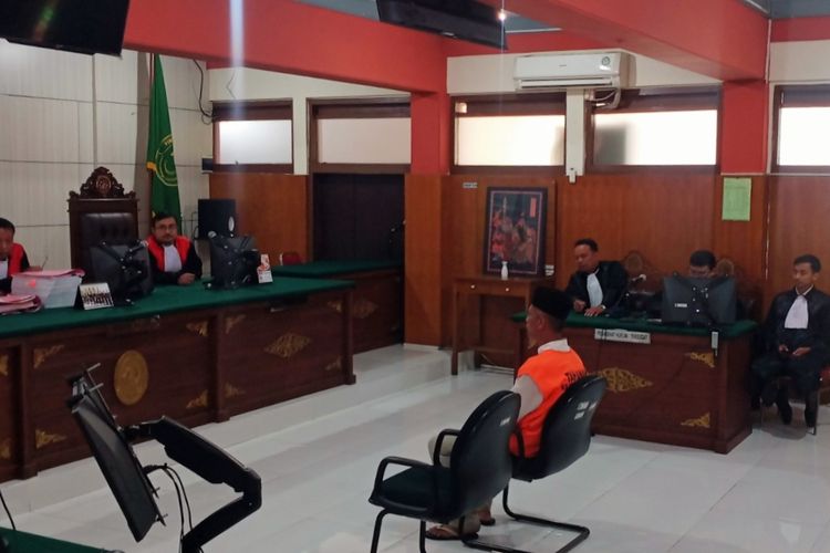 Terdakwa kasus pembunuhan dan mutilasi di Sawojajar, Kota Malang yakni Abdul Rahman dalam persidangan dengan agenda pembacaan tuntutan, Senin (26/8/2024).