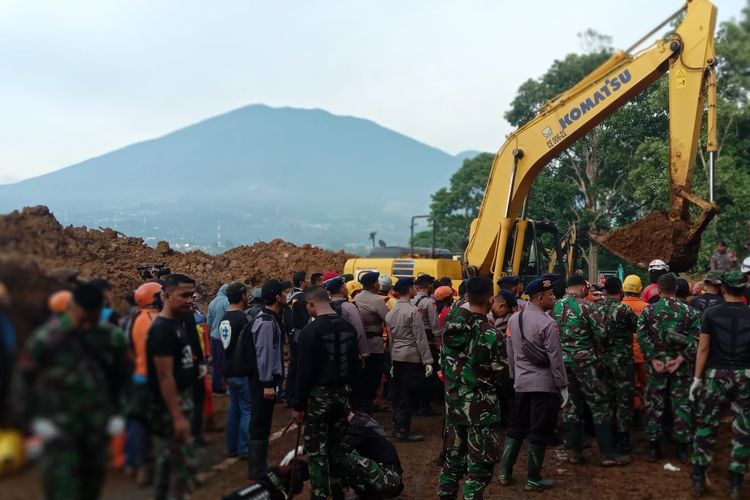 Proses evakuasi korban tertimbun longsor di ruas jalan nasional Cugenang, Cianjur, Jawa Barat, Selasa (22/11/2022). Sejauh ini ada lima jenazah ditemukan tertimbun.