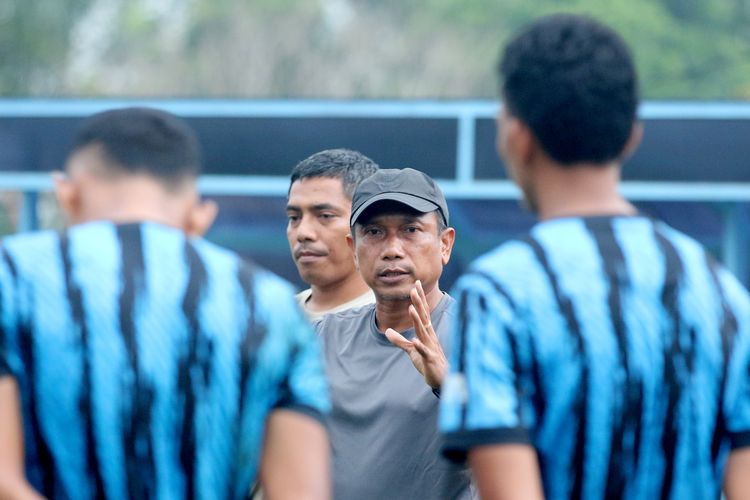 Pelatih baru Arema FC Widodo Cahyono Putro saat berdiskusi dengan pemain untuk persiapan tim di Lapangan ARG Lawang, Jumat (9/2/2024) sore.