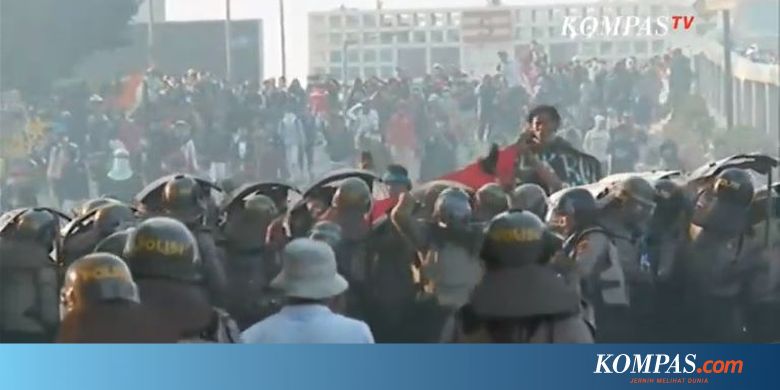 Rusuh di Flyover Slipi, Demonstran Lempar Batu, Polisi Tembakkan Gas Air Mata - Kompas.com - Megapolitan Kompas.com