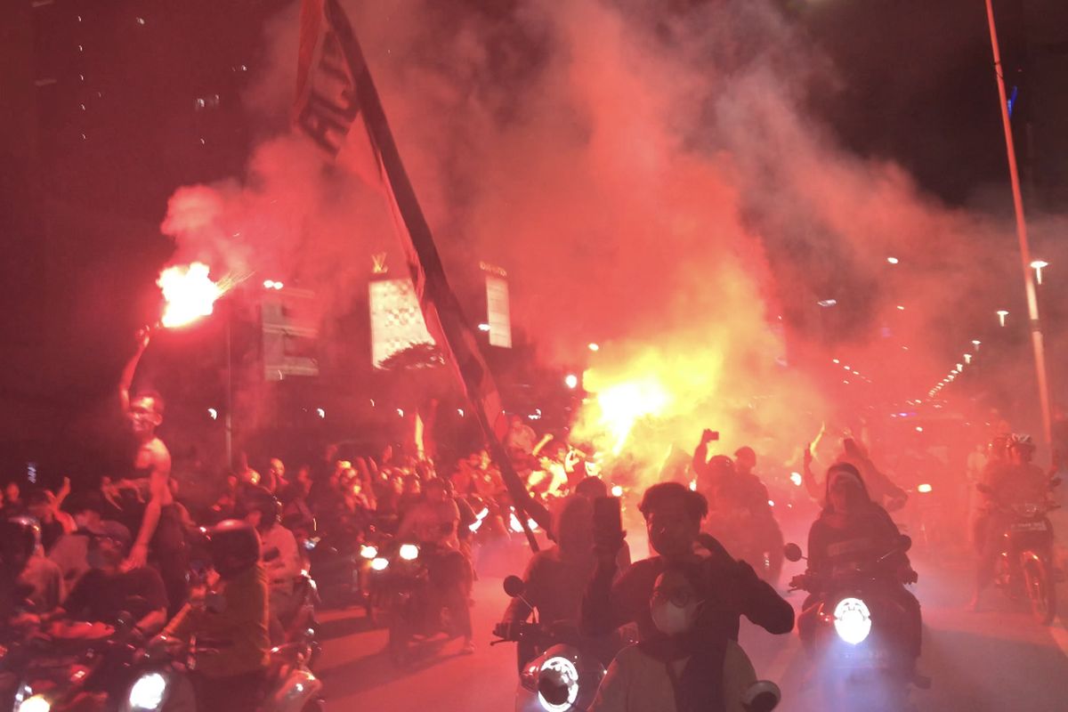 Sejumlah warga memadati Jalan MH Thamrin ke arah Bundaran Hotel Indonesia, Menteng, Jakarta Pusat pada Minggu (25/4/2021) malam.