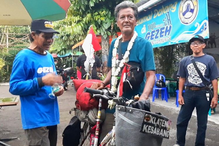 Teguh Mukti Widodo (61) warga Klaten, Jawa Tengah saat sampai di Basecamp Gezeh Touring Community di Condongcatur, Sleman. Mbah Teguh panggilan Teguh Mukti Widodo melakukan perjalanan dengan mengayuh sepeda dari Klaten ke Aceh pulang pergi.