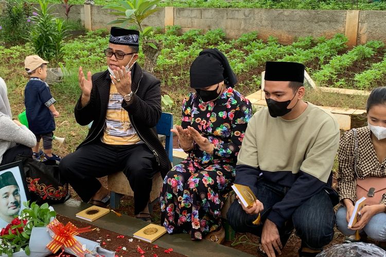 Keluarga Haji Faisal dan Dewi Zuhriati berziarah ke makam Bibi Ardiansyah dan Vanessa Angel di Taman Makam Malaka, Pesanggrahan, Jakarta Selatan, Sabtu (26/2/2022).