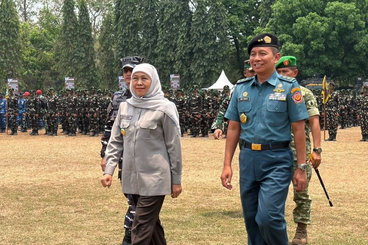 Gubernur Jawa Timur Khofifah Indar Parawansa dan Direktur Jenderal Potensi Pertahanan Kemenhan RI - Laksda TNI Dr Sri Yanto, ST, MSi(Han). memimpin prosesi pembaretan Taruna/Taruni.
