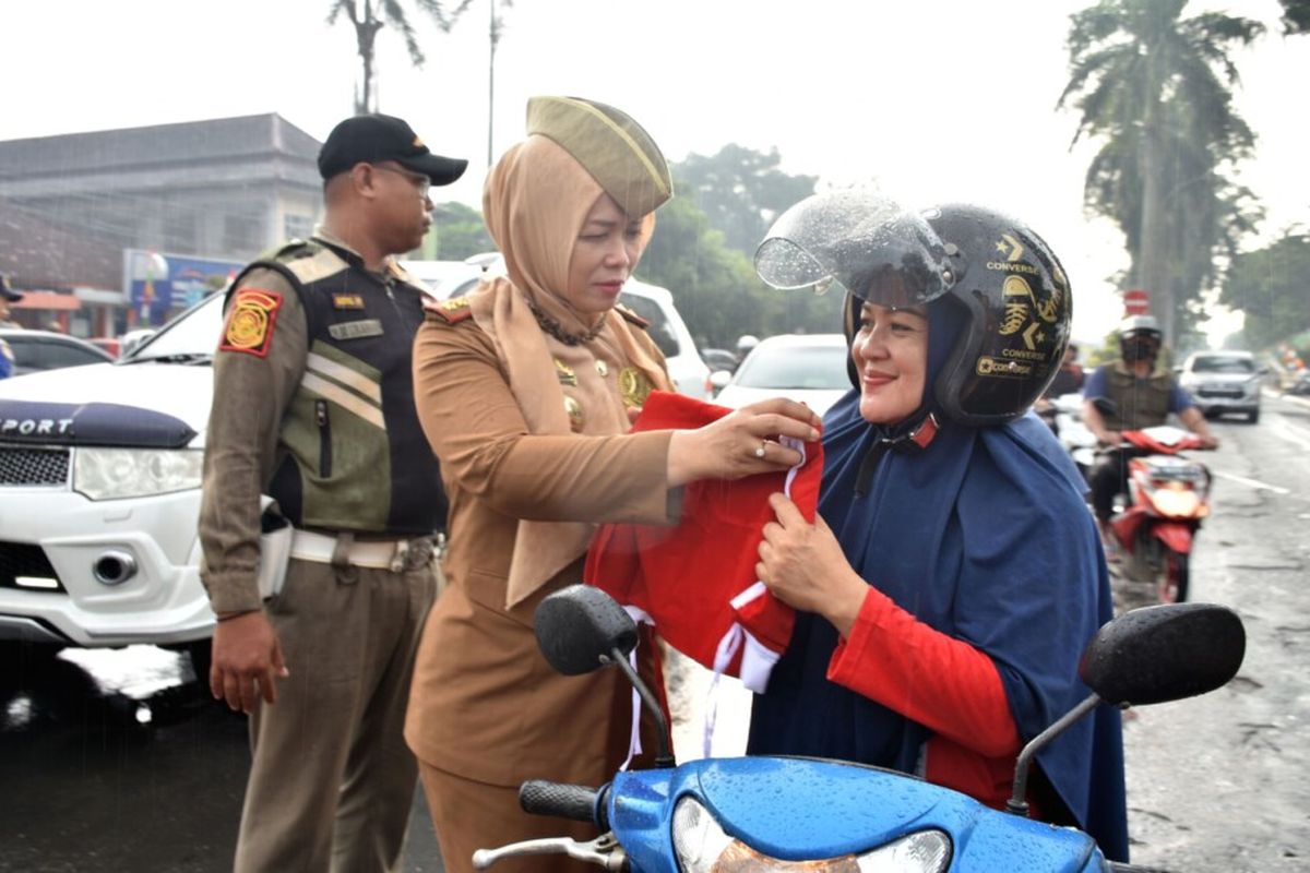 Pemerintah Kota (Pemkot) Metro membagikan ratusan bendera merah putih dibagikan kepada masyarakat yang sedang melintas di Jalan A H Nasution, Kecamatan Metro Pusat, Kota Metro, Senin (31/07/2023).