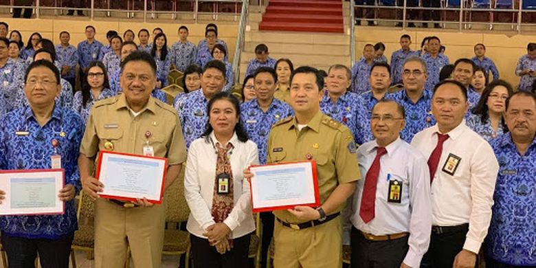 Gubernur Sulawesi Utara Olly Dondokambey, bersama Wakil Gubernur Steven Kandouw dan Sekprov Edwin Silangen, menyerahkan laporan SPT Tahunan Pajak Penghasilan (PPh) Orang Pribadi (OP) Tahun 2018 kepada Kakanwil Direktorat Jenderal Pajak (DJP) Suluttenggomalut, Agustin Vita Avantin di Auditorium Mapalus Kantor Gubernur, Senin (18/3/2019) pagi.