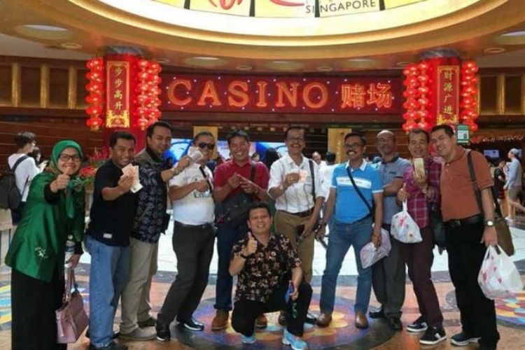 Foto anggota DPRD Kabupaten Limapuluh Kota, Sumatera Barat, pamer uang dolar di depan sebuah kasino yang disebut berada di Singapura viral di media sosial.