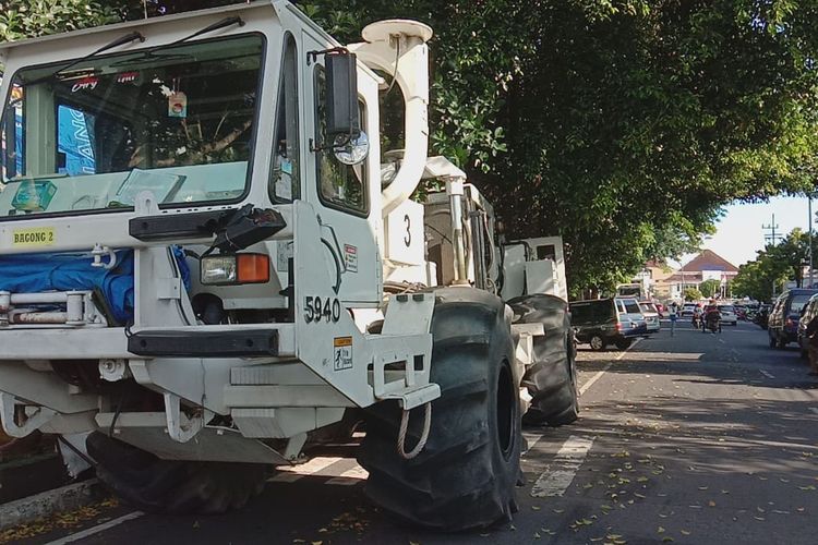 Truk Vibroseis melintas jalan-jalan di Kota Malang, Jawa Timur untuk melakukan perekaman data kebumian untuk mendapatkan gambaran bawah permukaan bumi. 