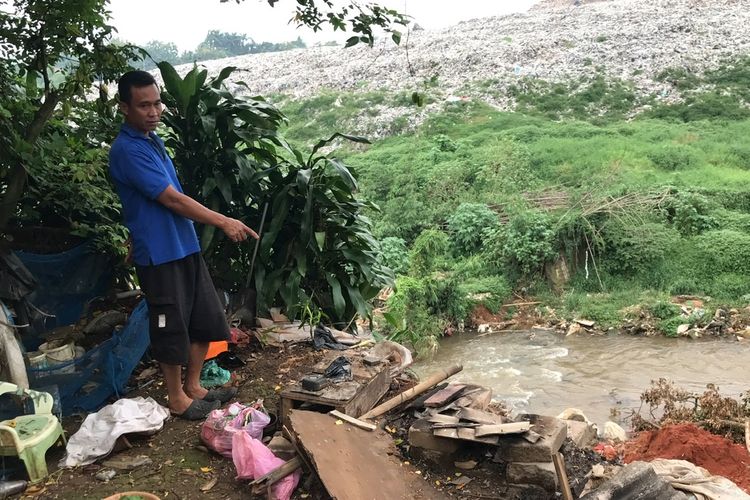 Sadeli (50), warga di Jalan Usman Bontong RT 03 RW 02, Pasir Putih, Sawangan, Kota Depok, Jawa Barat ditemui di rumahnya yang berada di pinggir jurang pada Senin (15/11/2021) sore. Rumah Sadeli terancam runtuh jika longsor kembali terjadi.