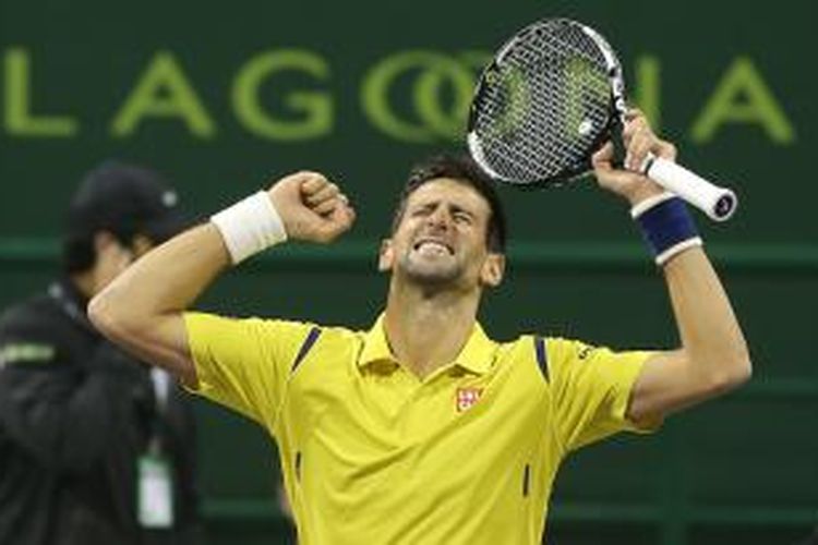 Petenis Serbia, Novak Djokovic, merayakan kemenangan atas Rafael Nadal (Spanyol) pada laga final Qatar Terbuka yang berlangsung di Doha, Sabtu (9/1/2015).