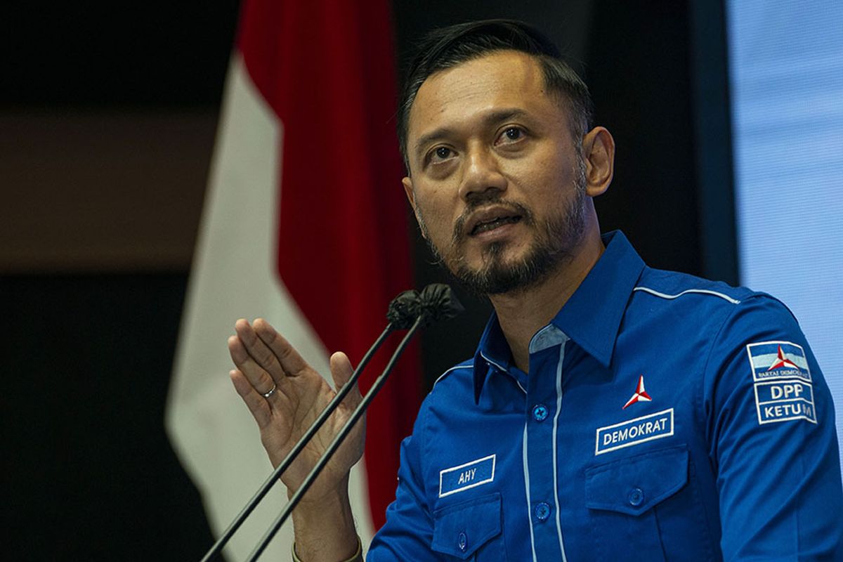 Ketua Umum Partai Demokrat Agus Harimurti Yudhoyono alias AHY menyampaikan keterangan kepada wartawan terkait Kongres Luar Biasa (KLB) Partai Demokrat yang dinilai ilegal di Jakarta, Jumat (5/3/2021). AHY mengecam KLB yang berlangsung di Deli Serdang, Sumatera Utara itu karena inkonstitusional serta meminta Kementerian Hukum dan Ham (Kemenkumham) untuk tidak mengesahkan hasil KLB yang telah memutuskan Kepala Staf Kepresidenan (KSP) Moeldoko sebagai Ketua Umum Partai Demokrat.