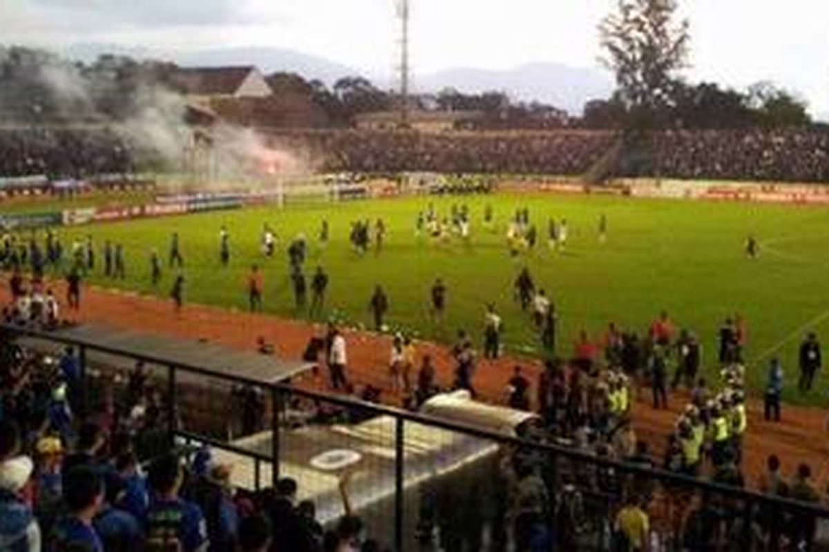 Suasana saat pertandingan antara Persib Bandung melawan Pelita Jaya di Stadion Siliwangi Bandung berakhir, Minggu (13/5/2012) sore. 