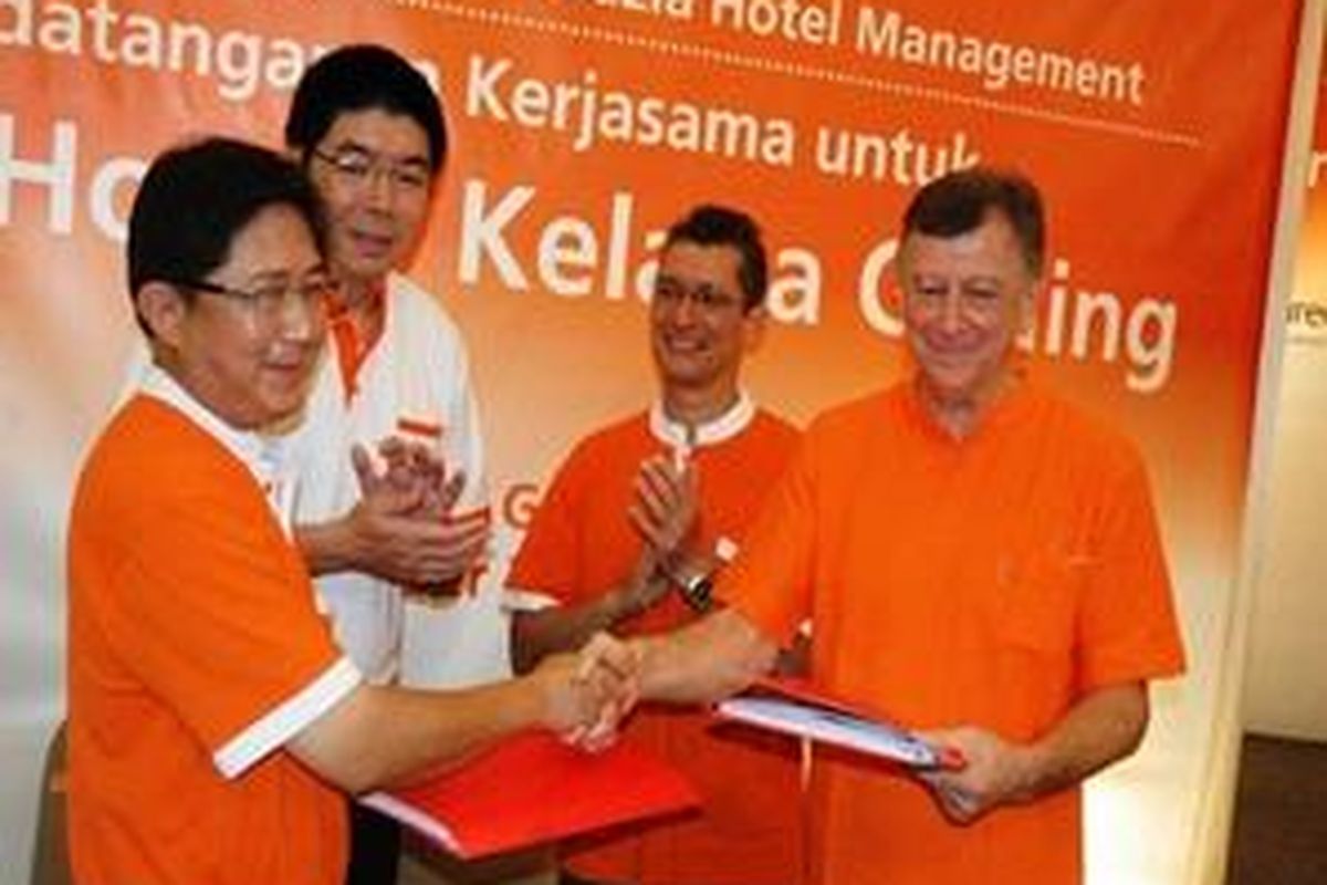 Dari kiri ke kanan: Herman Nagaria (Direktur PT Summarecon Agung Tbk), Johanes Mardjuki (Direktur Utama PT Summarecon Agung Tbk), Marc Steinmeyer (President Director of Tauzia Hotel Management) dan Christophe Glass (Director of Tauzia Hotel Management).