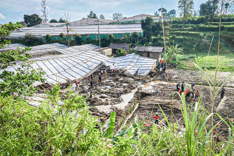 Proses pencarian Abah Endang warga yang hilang di Kampung Pojok Girang, Desa Cikahuripan, Kecamatan Lembang, Kabupaten Bandung Barat (KBB), Jawa Barat sejak Jumat (23/5/2025).