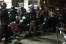 Demi Uang Rokok, Warga Rela Antre BBM di Surabaya