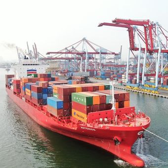 Salah satu terminal peti kemas dibawah naungan PT Pelindo Terminal Petikemas (SPTP). 
