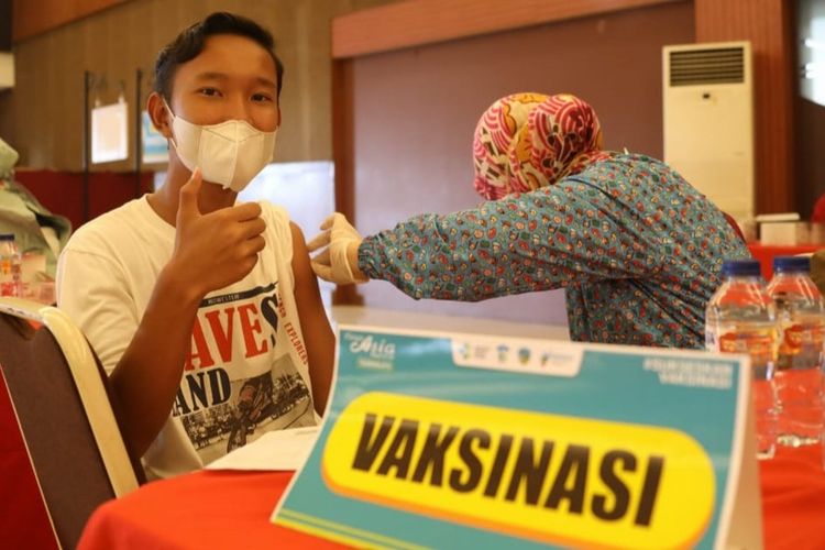 Seorang anak terlihat semringah saat mendapatkan vaksin anak perdana yang dilaksanakan di salah satu mal wilayah Kota Tasikmalaya, Jawa Barat, Selasa (27/7/2021).