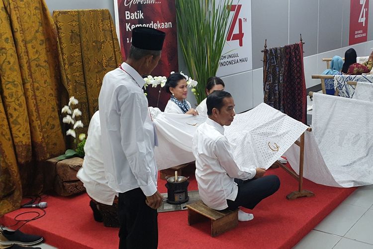 Presiden Joko Widodo dan Ibu Negara Iriana menghadiri acara batik kemerdekaan di Stasiun MRT Bundaran HI, Jakarta, Kamis (1/9/2019). 